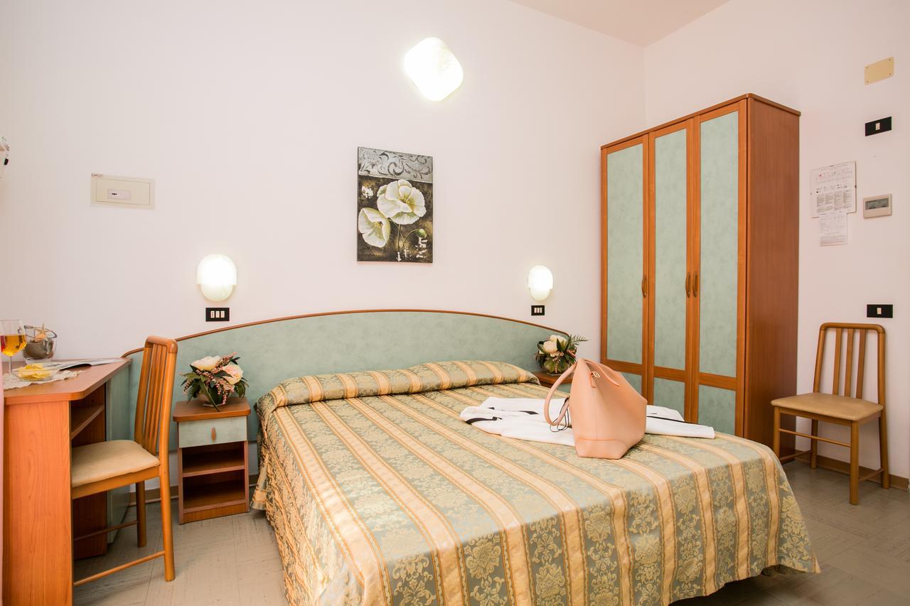 Hotel Pineta Белларія-Іджеа-Марина Екстер'єр фото